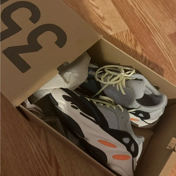 Adidas Yeezy Boost 700 'Wave Runner' 2023 - Picture 2 of 2